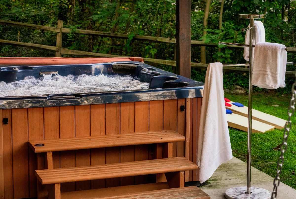 Hot tub on the deck with towels and steps