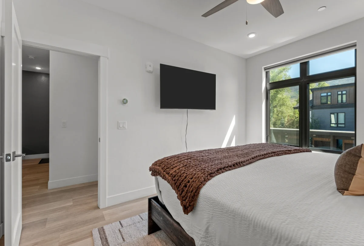 Bedroom with a television and a window onto the mountain