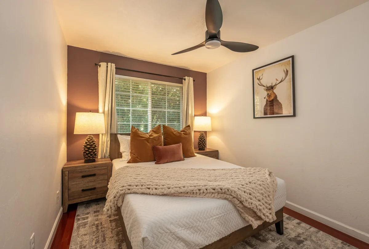 Bedroom with pinecone cushions and lamps on either side